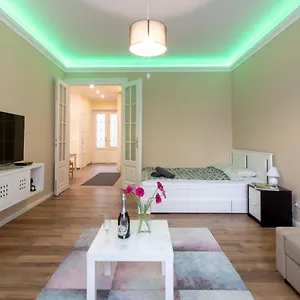 https://brand-new-apartment-next-to-the-parliament.inbudapesthotels.com